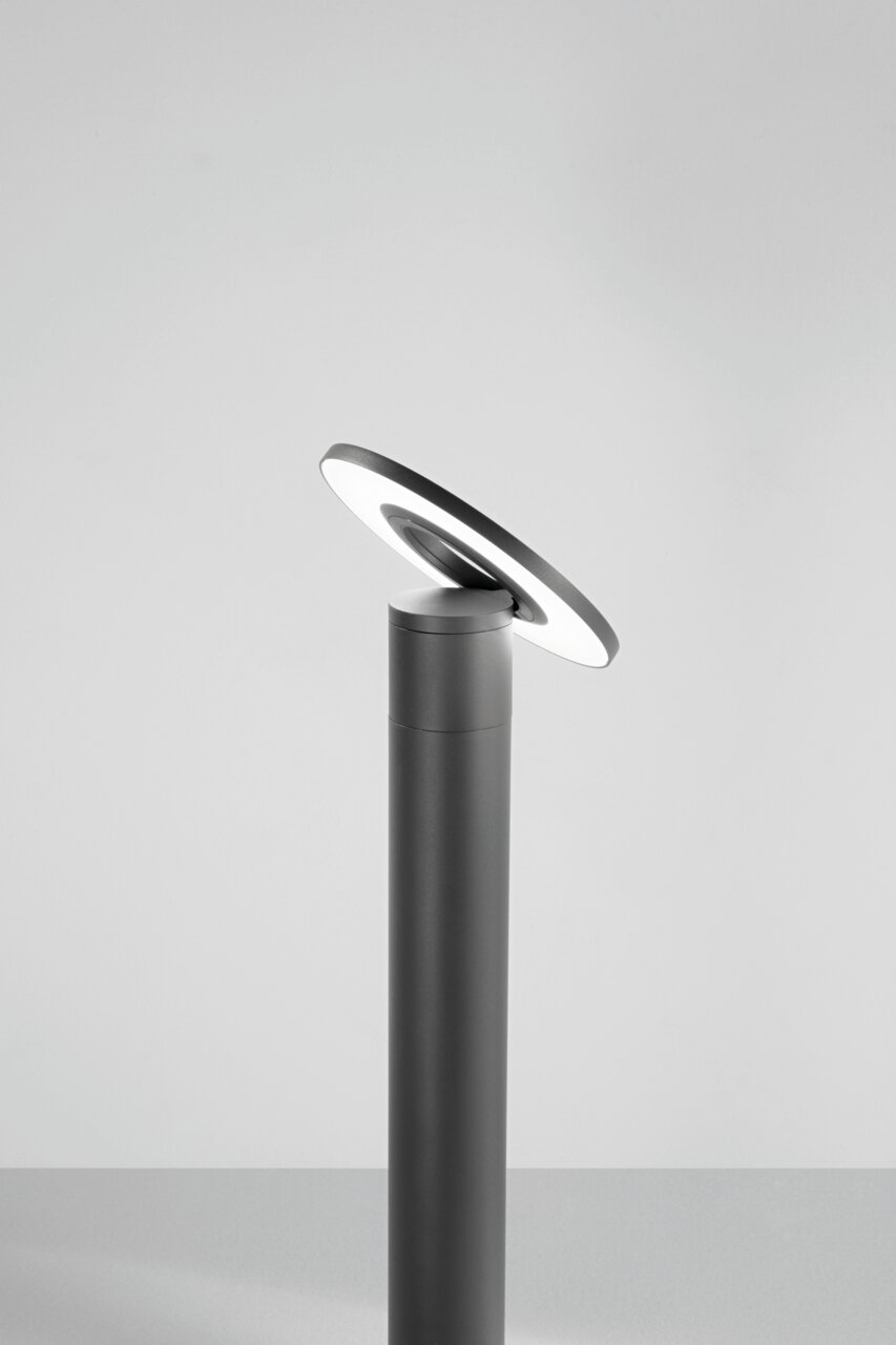 Moderne LED-Pollerleuchte mit schwenkbarem Kopf, seitliche Perspektive