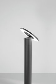 Moderne LED-Pollerleuchte mit schwenkbarem Kopf, seitliche Perspektive