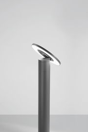 Moderne LED-Pollerleuchte mit schwenkbarem Kopf, seitliche Perspektive