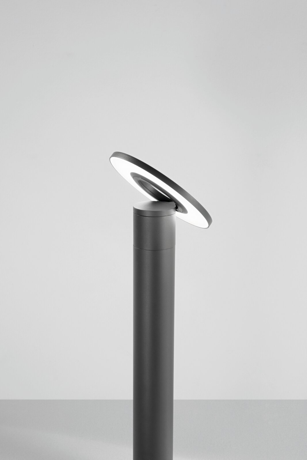 Moderne LED-paallamp met draaibare kop, zijaanzicht
