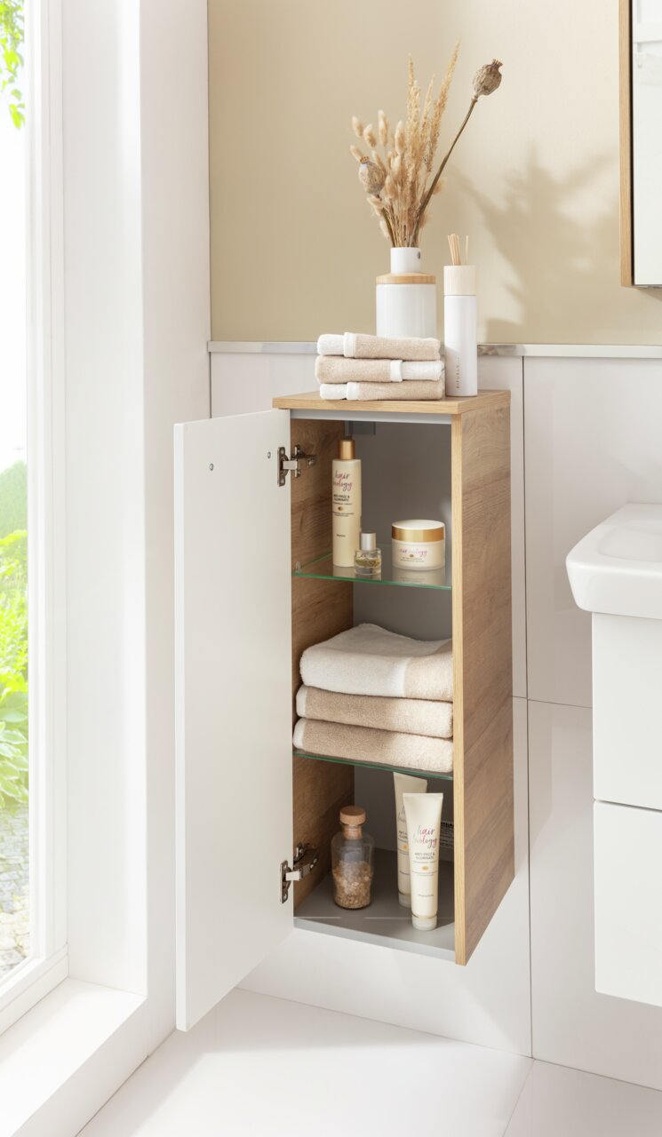 Voleo Midischrank LARA Moderner Midischrank in Holzoptik mit geöffneter Tür, gefüllt mit Handtüchern und Pflegeprodukten, seitliche Perspektive