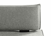 Nahaufnahme einer grauen Stoffrückenlehne eines Sofas, seitliche Perspektive