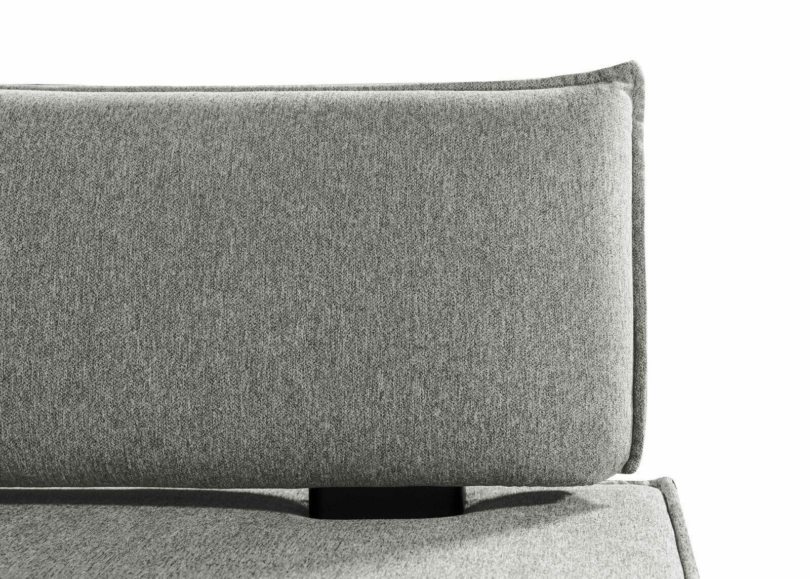 Nahaufnahme einer grauen Stoffrückenlehne eines Sofas, seitliche Perspektive