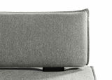 Nahaufnahme einer grauen Stoffrückenlehne eines Sofas, seitliche Perspektive