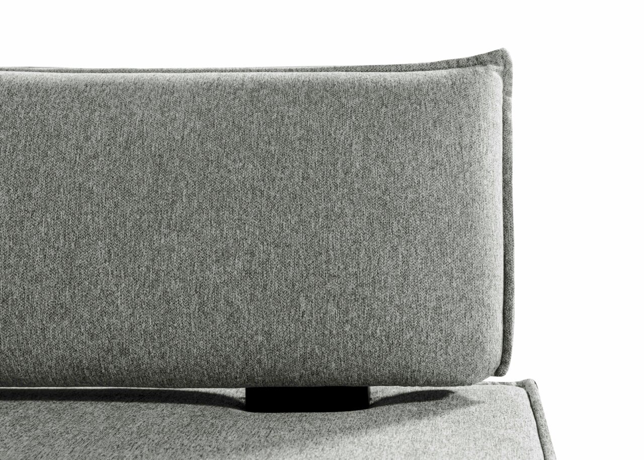 Nahaufnahme einer grauen Stoffrückenlehne eines Sofas, seitliche Perspektive