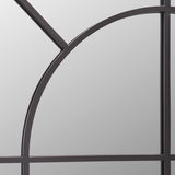 Nahaufnahme eines Spiegels mit schwarzem Metallrahmen und geometrischem Design.