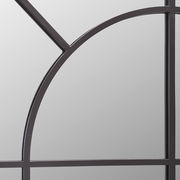 Nahaufnahme eines Spiegels mit schwarzem Metallrahmen und geometrischem Design.