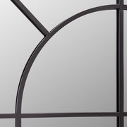 Nahaufnahme eines Spiegels mit schwarzem Metallrahmen und geometrischem Design.