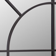 Nahaufnahme eines Spiegels mit schwarzem Metallrahmen und geometrischem Design.