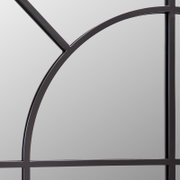 Nahaufnahme eines Spiegels mit schwarzem Metallrahmen und geometrischem Design.