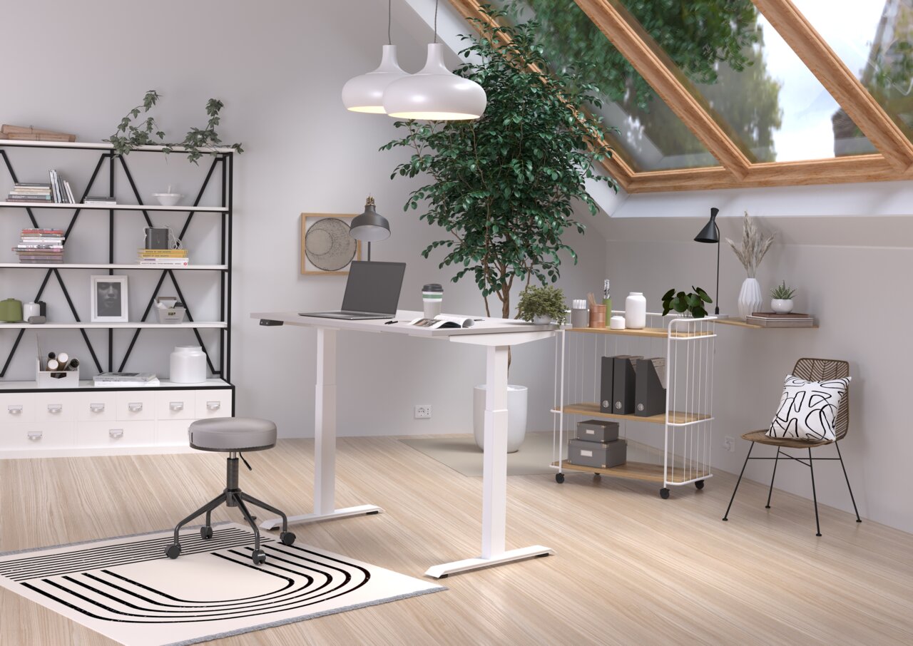 Moderner höhenverstellbarer E-Schreibtisch in einem stilvollen, hellen Arbeitszimmer mit Dachfenster, Pflanzen und minimalistischer Dekoration. Perspektive von schräg vorne.