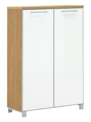 Hoge houten schoenenkast met twee witte deuren, zijaanzicht