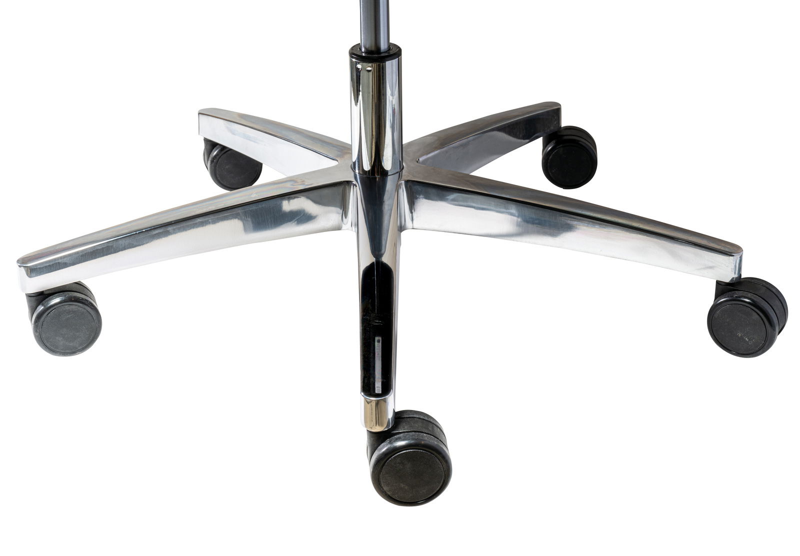 Nahaufnahme der Basis eines XL-Drehstuhls mit fünf Rollen, aus einer seitlichen Perspektive fotografiert.