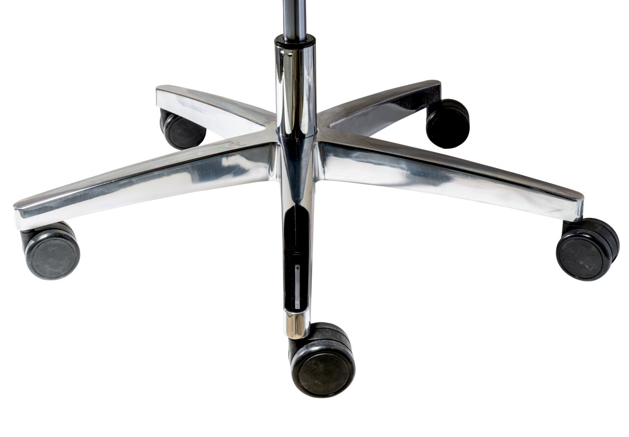 Nahaufnahme der Basis eines XL-Drehstuhls mit fünf Rollen, aus einer seitlichen Perspektive fotografiert.