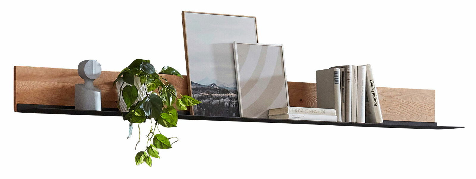 Wandboard aus Holz mit schwarzer Ablage, dekoriert mit Büchern, Pflanzen und Bildern, seitliche Perspektive