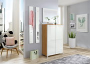 Modernes Garderoben-Set in einem hellen Raum mit Stadtblick, bestehend aus einem Schrank mit Holz- und weißen Elementen, zwei schmalen Wandpaneelen mit Haken und einem Spiegel. Perspektive von vorne.