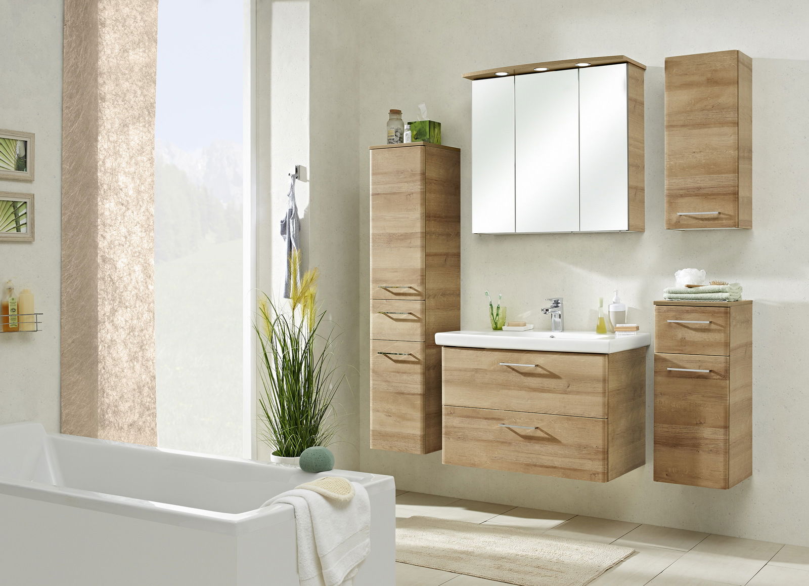 Moderner Spiegelschrank in einem stilvollen Badezimmer, frontal betrachtet, mit Holzoptik und integrierter Beleuchtung.