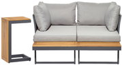 Gartenlounge mit grauen Kissen und Holzdetails, seitliche Perspektive