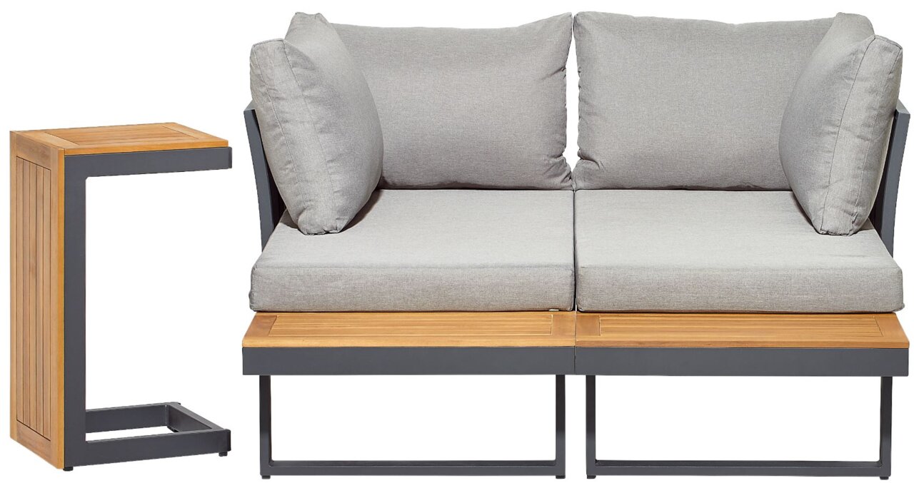 Gartenlounge mit grauen Kissen und Holzdetails, seitliche Perspektive