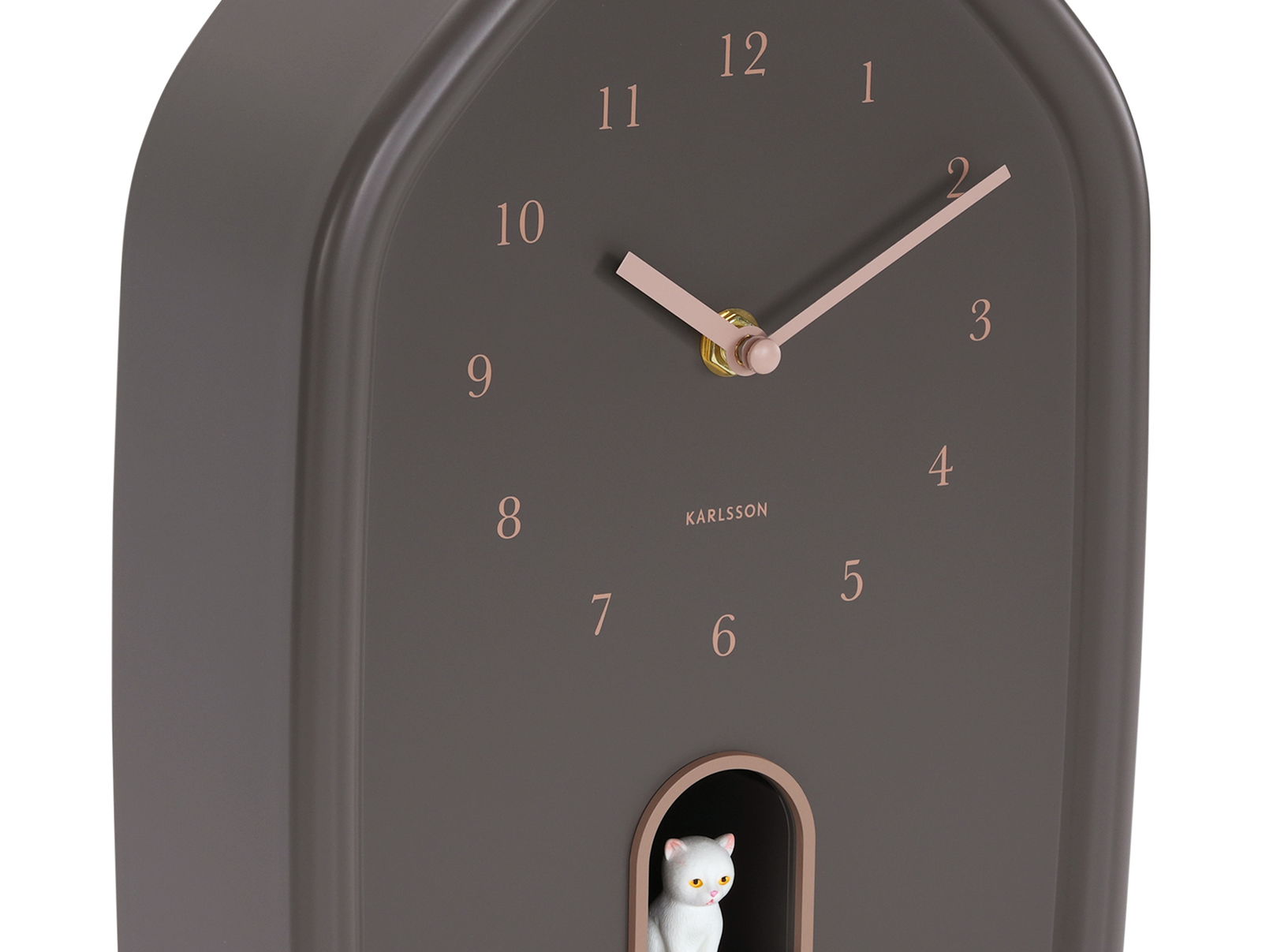 Moderne Wanduhr in dunklem Gehäuse mit goldenen Zeigern und Zahlen, seitliche Perspektive, mit einer kleinen weißen Katze in einer Öffnung unten.