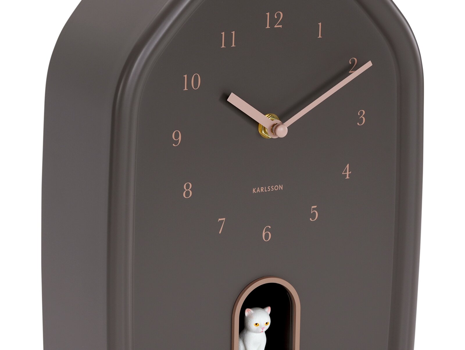 Moderne wandklok in een donkere behuizing met gouden wijzers en cijfers, gezien vanaf de zijkant, met een klein wit katje in een uitsparing onderaan.