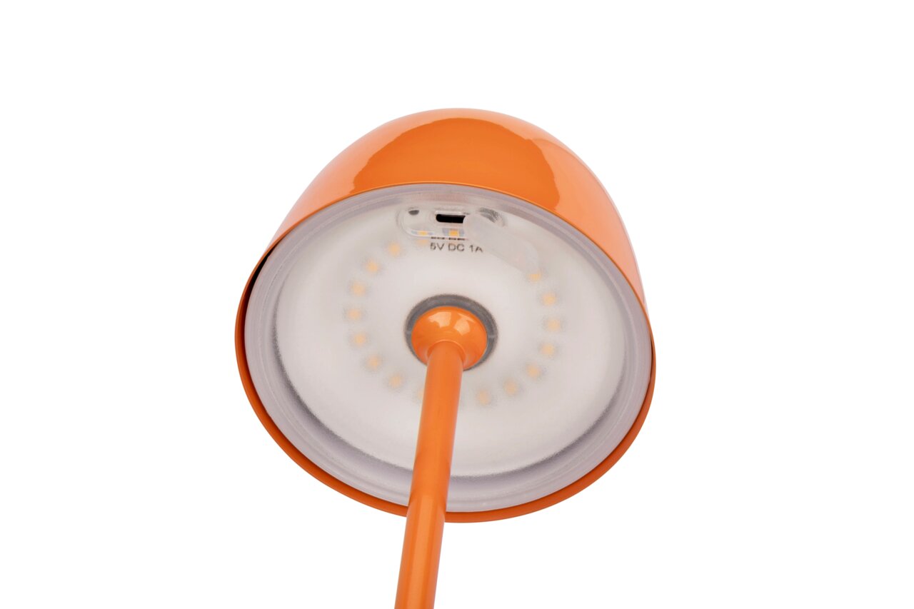 Unteransicht einer orangefarbenen Akku-Tischleuchte mit sichtbarem USB-Anschluss und LED-Lichtern.