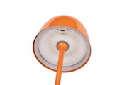 Onderaanzicht van een oranje accu-tafellamp met zichtbare USB-aansluiting en ledlampjes.