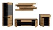 Modernes Wohnzimmermöbel-Set in Eiche-Optik mit anthrazitfarbenen Elementen: hohe Vitrine, TV-Lowboard, Sideboard und zwei Wandregale, frontal in leichter Perspektive auf weißem Hintergrund