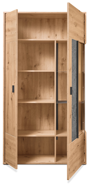 Holzvitrine mit offenen Türen, zeigt mehrere Regalböden, Perspektive von vorne.