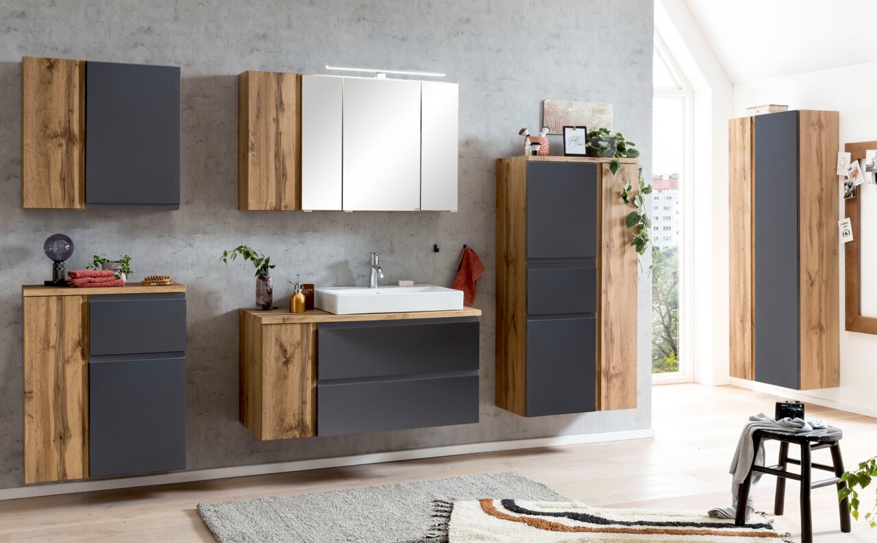 Modernes Waschtisch-Set mit Holz- und Grautönen, bestehend aus mehreren Hängeschränken und einem Waschbecken, frontal betrachtet.