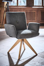 Grauer Armlehnstuhl mit Holzbeinen, seitliche Perspektive