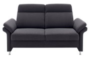 Graues 2,5-Sitzer Sofa mit Armlehnen und Metallfüßen, Frontalansicht.