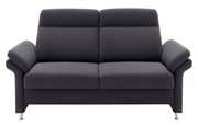 Graues 2,5-Sitzer Sofa mit Armlehnen und Metallfüßen, Frontalansicht.
