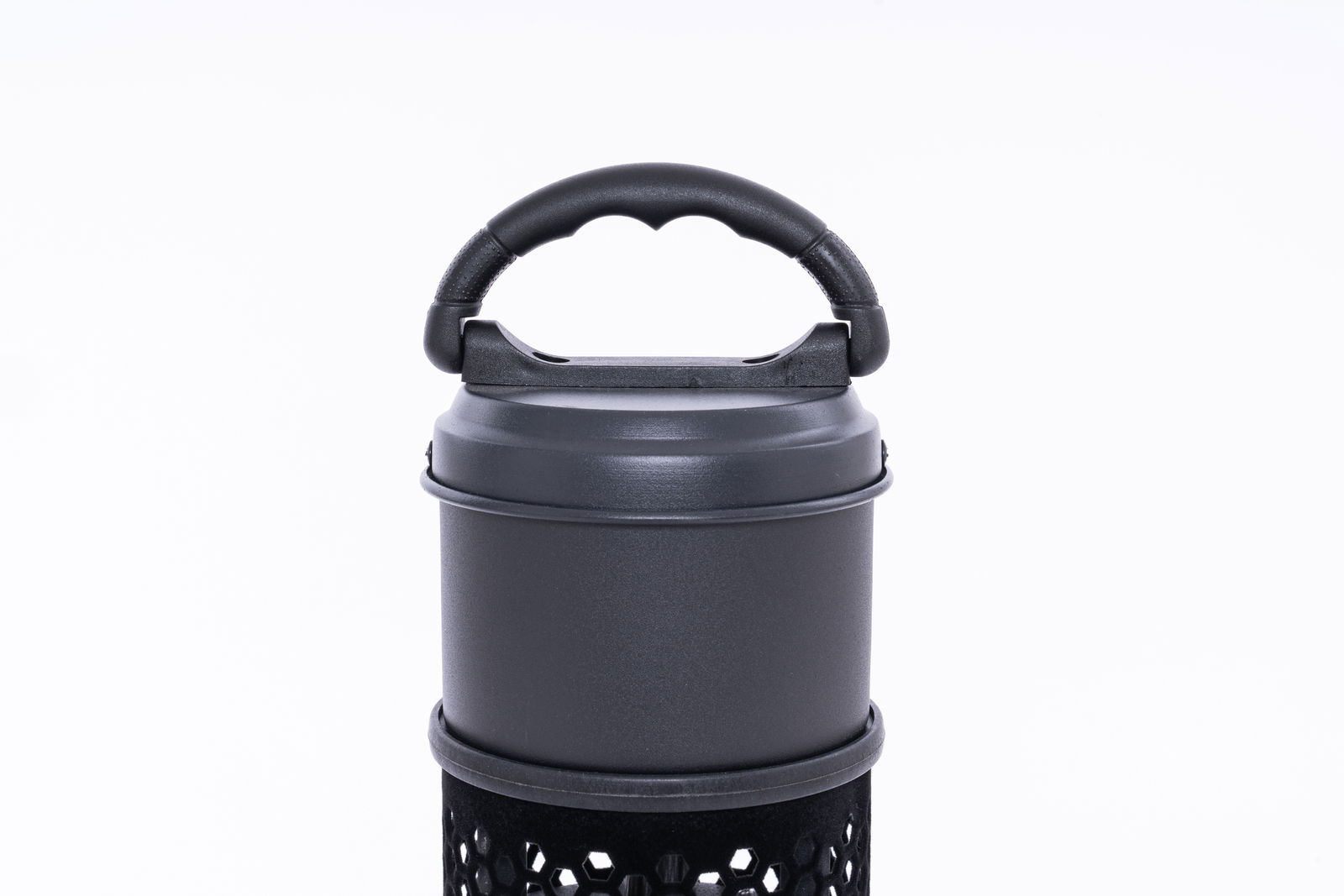 BHP Infrarot-Standheizstrahler Nahaufnahme eines Infrarot-Standheizstrahlers mit schwarzem Griff und perforiertem Gehäuse, von vorne betrachtet.