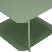 Grüner Beistelltisch aus Metall mit zwei Ebenen, seitliche Perspektive