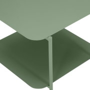 Grüner Beistelltisch aus Metall mit zwei Ebenen, seitliche Perspektive