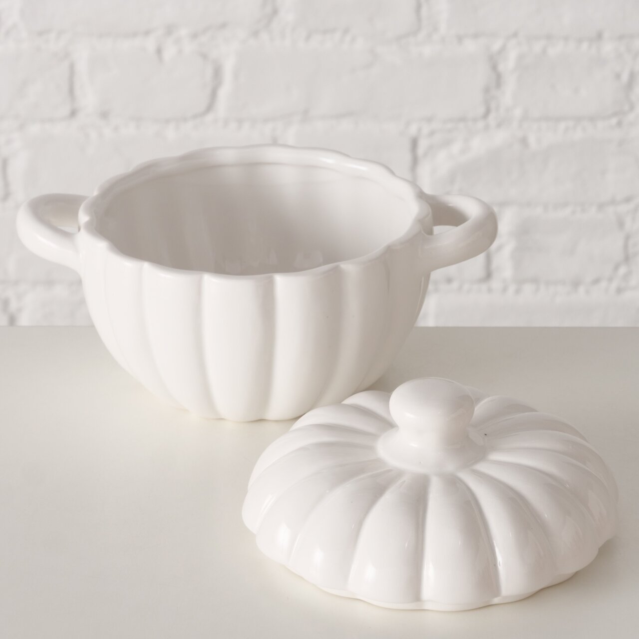 Weiße, runde Auflaufform mit Deckel in Kürbisform, seitliche Perspektive