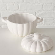 Weiße, runde Auflaufform mit Deckel in Kürbisform, seitliche Perspektive