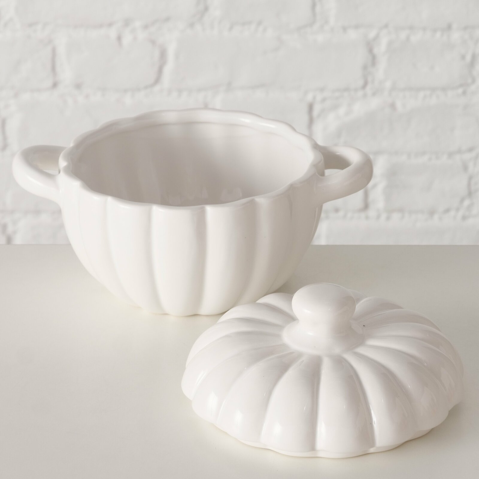 Weiße, runde Auflaufform mit Deckel in Kürbisform, seitliche Perspektive