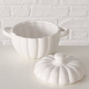 Witte, ronde ovenschaal met deksel in de vorm van een pompoen, zijaanzicht