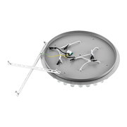 Rückansicht einer runden Deckenleuchte mit sichtbaren Kabeln und Halterungen, perspektivisch von unten fotografiert.