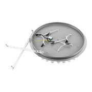 Rückansicht einer runden Deckenleuchte mit sichtbaren Kabeln und Halterungen, perspektivisch von unten fotografiert.