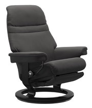 Bequemer schwarzer Einzelsessel mit modernem Design, seitliche Perspektive
