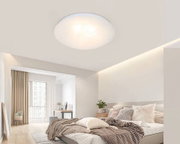Moderne led-plafondlamp in een stijlvolle slaapkamer, van onderaf gezien.