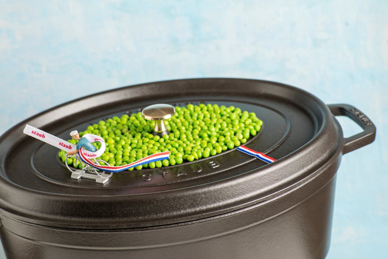 Schwarzer ovaler Bräter Cocotte 33cm mit grünem Erbsen-Dekor auf dem Deckel, seitliche Perspektive