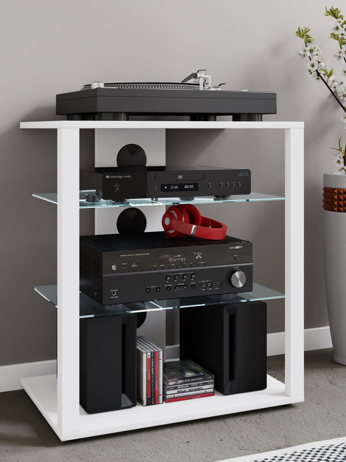 Weißes HiFi-/TV-Rack mit Glasböden, oben ein schwarzer Plattenspieler, darunter AV-Komponenten und Lautsprecher, frontal aus leicht erhöhter Perspektive aufgenommen.
