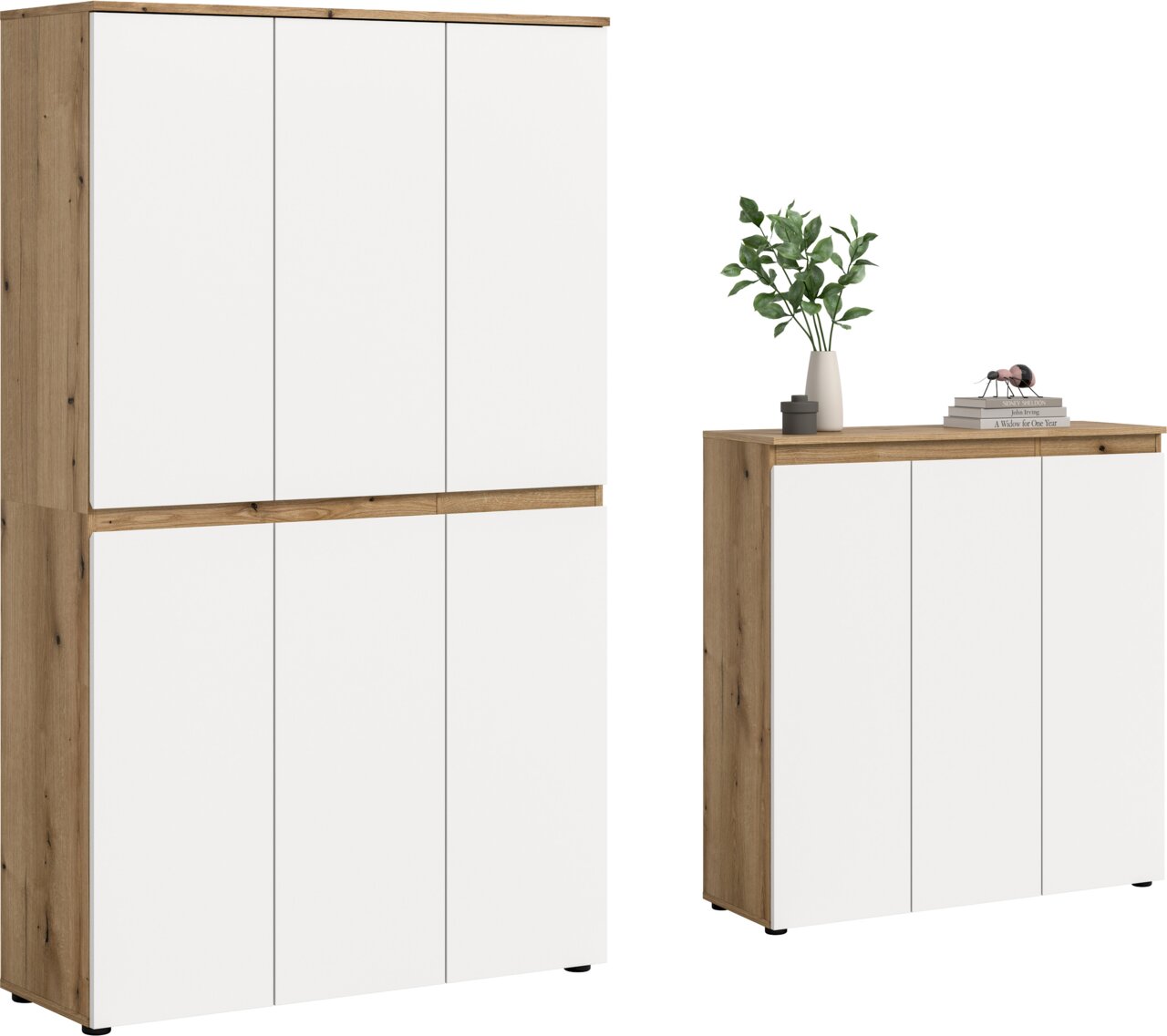 Zweiteiliges Schrank-Set in Holzoptik mit weißen, grifflosen Fronten links hoher Schrank, rechts Sideboard mit Deko auf der Oberplatte, Ansicht schräg von vorn