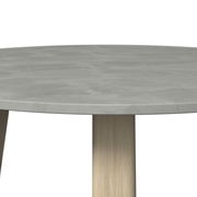 Runder Loungetisch mit grauer Tischplatte und Holzbein, seitliche Perspektive