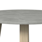 Runder Loungetisch mit grauer Tischplatte und Holzbein, seitliche Perspektive