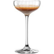 Elegante Likörschale POESIA 90ml aus Glas, gefüllt mit braunem Likör, seitliche Ansicht.